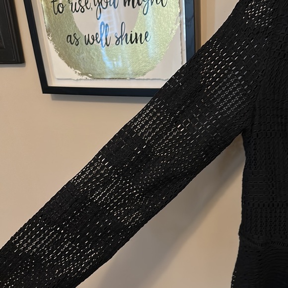 Lace Peplum Hem Top - Picture 3 of 4